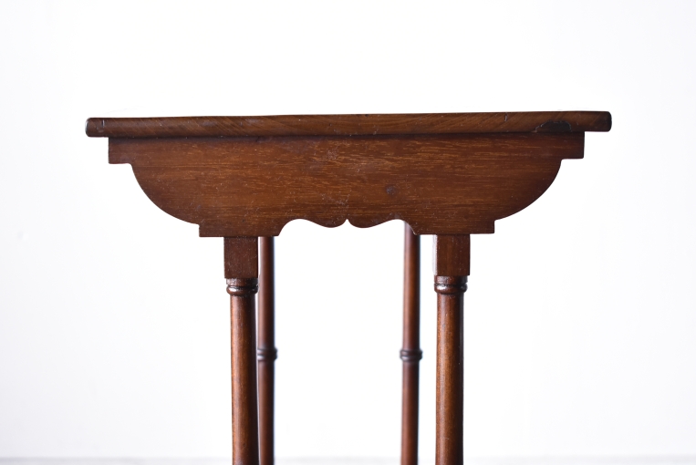 重なりが生む美しさと実用性を備えた佇まいのマホガニーネストテーブル　【t3】