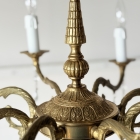 優雅な曲線が空間を華やかに彩る、真鍮の重厚な質感としずく型クリスタルが煌めく8灯式ガラスシャンデリア【sy470】