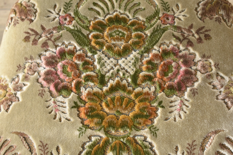 優雅で華やかなデザインが魅力のウォールナットバルーンチェア【c215-5】