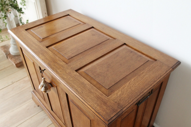 オーク無垢材で内装までしっかりと作られたベッドサイドコファ【40291】