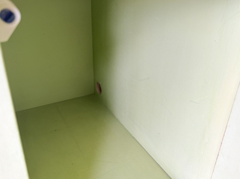 扉収納内部の傷や使用感を確認できる状態写真