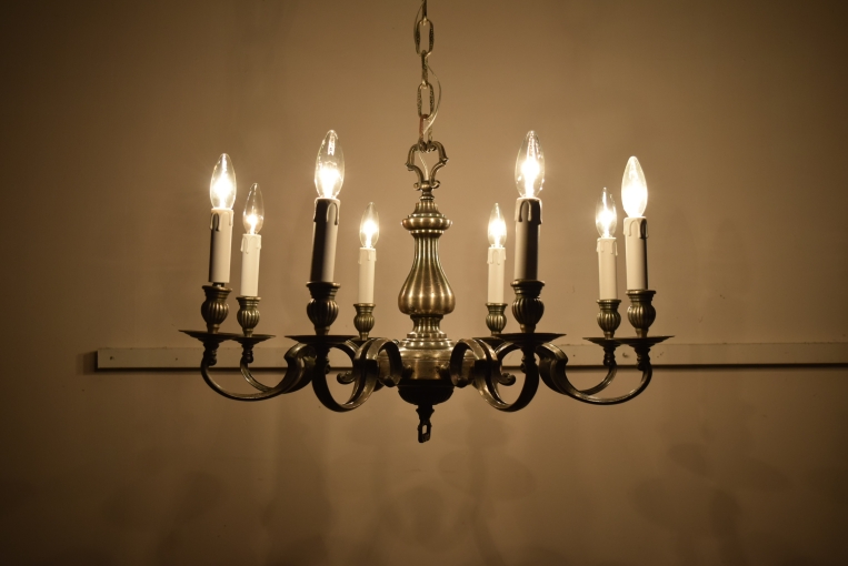 静謐な輝きを放つクラシカルな8灯式シャンデリア【sy85】