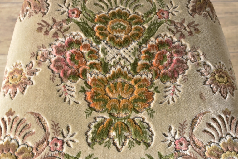 優雅で華やかなデザインが魅力のウォールナットバルーンチェア【c215-6】