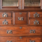 重厚な風格と実用性を兼ね備えたジョージアン様式のラージガラスキャビネット【k41】