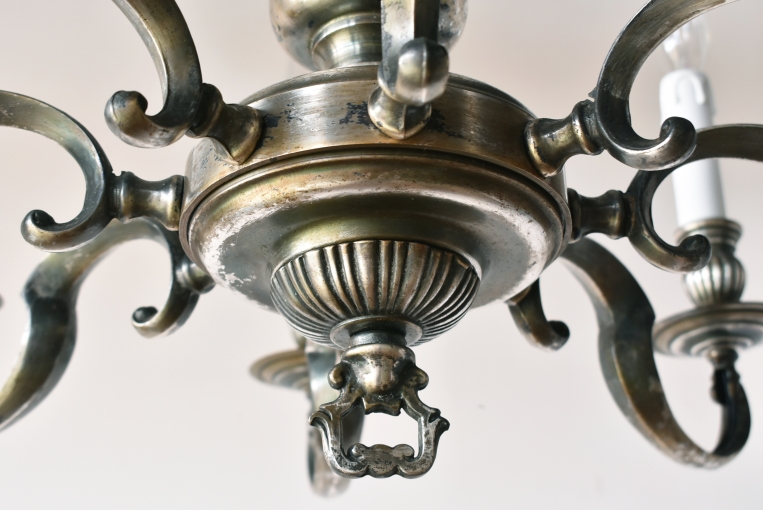 パルテノン アンティーク / 静謐な輝きを放つクラシカルな8灯式