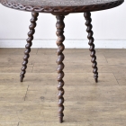 独特の動きと立体感を与える繊細なツイストレッグ。軽やかな脚先のデザインが全体の印象を引き締め、サイドテーブルや花台、ランプテーブルとして現代のインテリアにも気品あるアクセントを添えます。