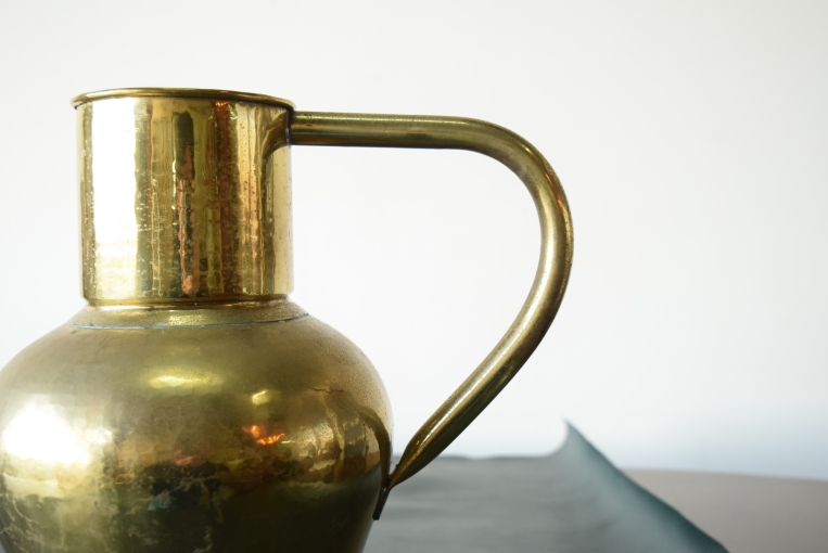 真鍮の輝きと手仕事の温もり、ハンマリング加工のブラスフラワーベース【8532】