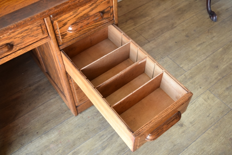 木目が美しいオーク材のスモールロールトップデスク【d83】