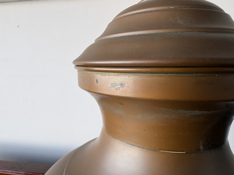 空間を格調高く演出する装飾用のオブジェとしてお楽しみいただける、重厚感のある金属製ピッチャー【5405】