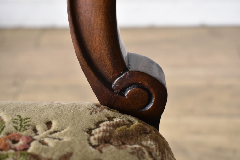 優雅で華やかなデザインが魅力のウォールナットバルーンチェア【c215-6】