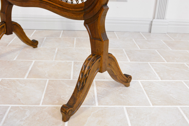 脚部にも装飾があります。