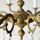 優雅な曲線が空間を華やかに彩る、真鍮の重厚な質感としずく型クリスタルが煌めく8灯式ガラスシャンデリア【sy470】