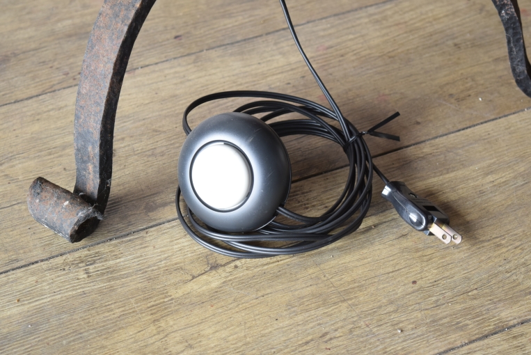 凛と立つ鍛鉄の造形美。柔らかな光を広げるプリーツシェードのアイアンフロアランプ【hl52】