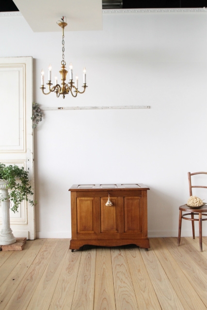 オーク無垢材で内装までしっかりと作られたベッドサイドコファ【40291】