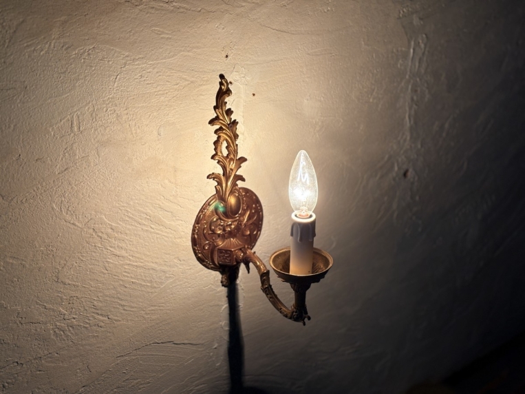 壁面を華やかに彩る、優雅な曲線を描く真鍮製の1灯式ウォールランプ【2059】