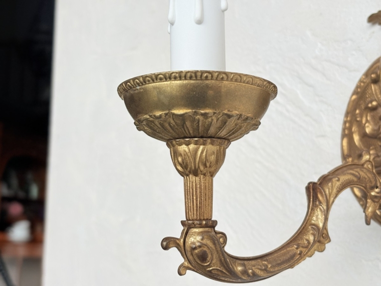 壁面を華やかに彩る、優雅な曲線を描く真鍮製の1灯式ウォールランプ【2059】