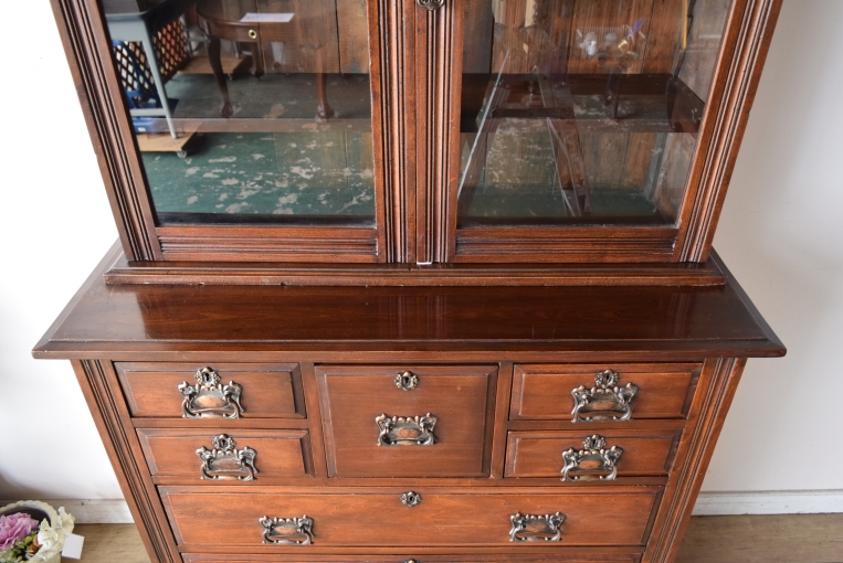 重厚な風格と実用性を兼ね備えたジョージアン様式のラージガラスキャビネット【k41】