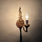 温かみのある光を放ち、壁面に美しい陰影を映し出す点灯時のブラケットライト