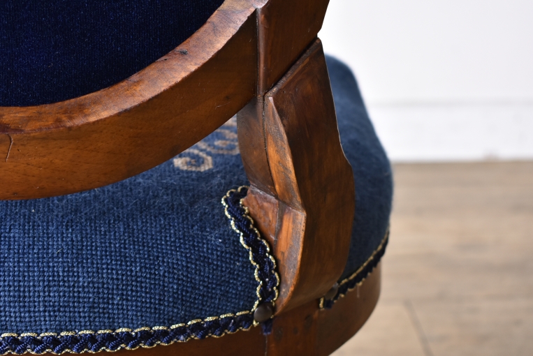 プチポワン生地が素晴らしいウォールナットサロンチェア【c317-2】