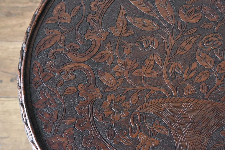 天板一面の彫刻細工が目を引くカーヴィングテーブル　【t34】