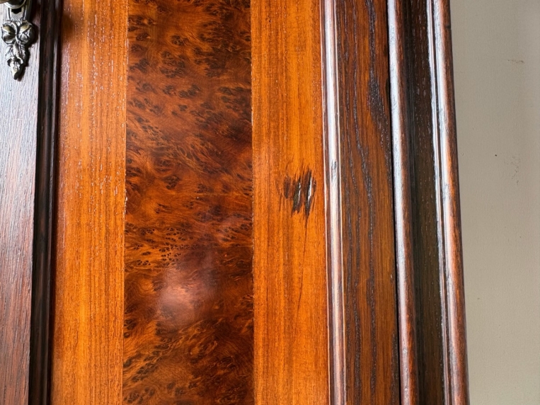 赤褐色の大理石とオーバルミラーが映える大型サイドボード。バールエルムの杢目と果実彫刻が美しい一台【s78】
