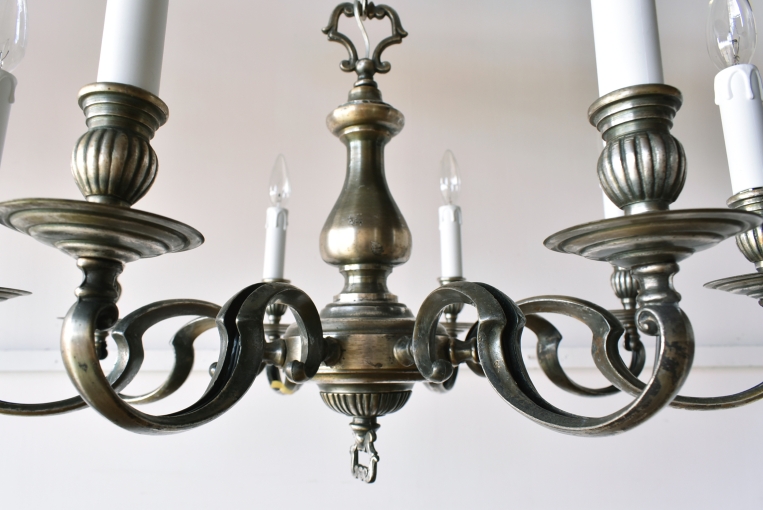 パルテノン アンティーク / 静謐な輝きを放つクラシカルな8灯式