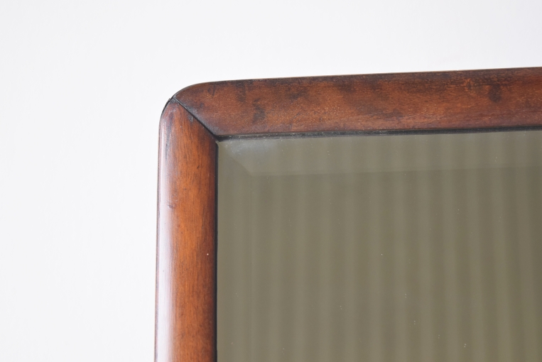 面取りミラーが使用されています。