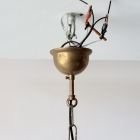 真鍮フレームが温かみのある光を放ち、空間を華やかに彩る照明器具。コバルトブルーの磁器に映える金彩と薔薇の花絵が美しい5灯シャンデリア【sy456】