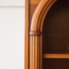 アーチの優美さが際立つ上品なブックキャビネット【9136】