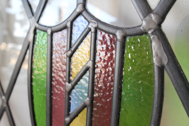 カラフルなガラスが用いられたステンドグラス【7738-A】