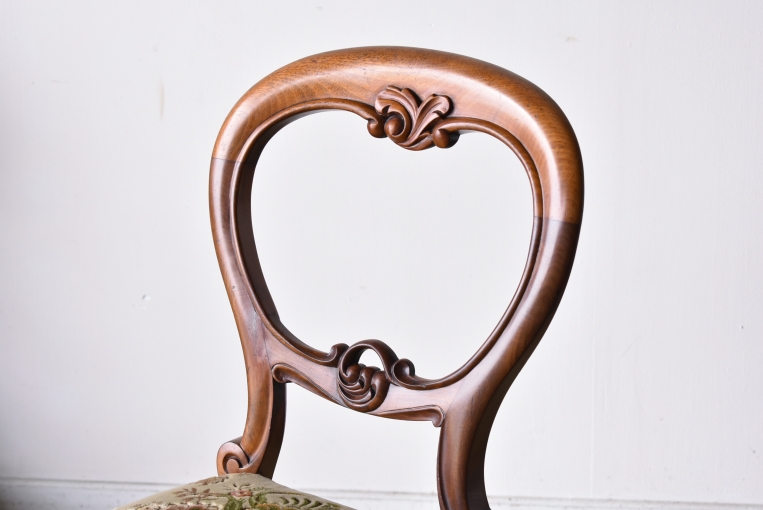 優雅で華やかなデザインが魅力のウォールナットバルーンチェア【c215-6】