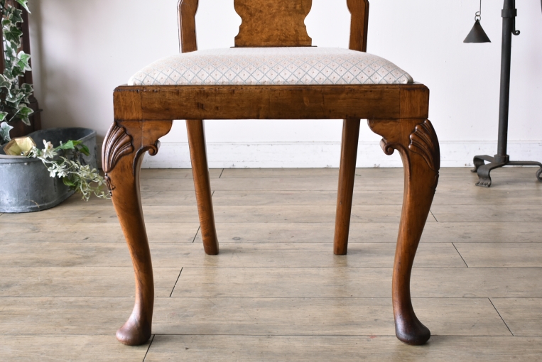 花瓶型の背もたれが特徴のクイーンアンチェア【c285-2】