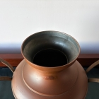 空間を格調高く演出する装飾用のオブジェとしてお楽しみいただける、重厚感のある金属製ピッチャー【5405】