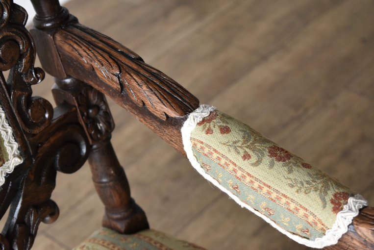 見事な彫刻が美しいキッズアームチェア【c304】