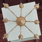 真鍮フレームを真下から見た構図。中心部から放射状に美しく伸びる8本のアームと細かな彫刻細工