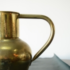 真鍮の輝きと手仕事の温もり、ハンマリング加工のブラスフラワーベース【8532】