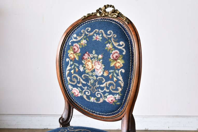 プチポワン生地が素晴らしいウォールナットサロンチェア【c317-2】