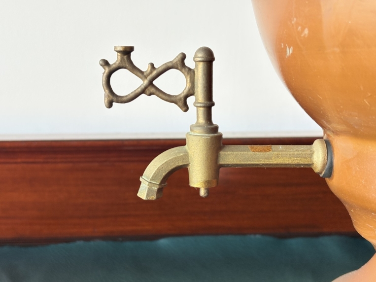 安定感のある優雅なフォルムのピッチャー全体のシルエット