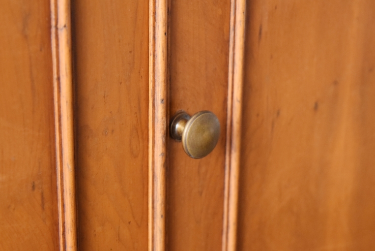 アーチの優美さが際立つ上品なブックキャビネット【9136】