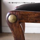 木フレーム全体に黒縞の木目ペイントが施されたチェアです。