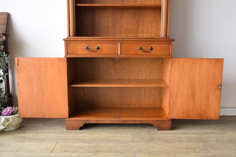 アーチの優美さが際立つ上品なブックキャビネット【9136】