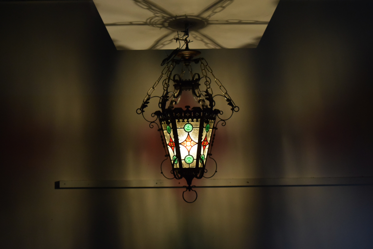 ステンドグラスが美しい最高級1灯式アイアンランタン【sy100】