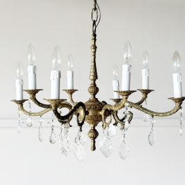 優雅な曲線が空間を華やかに彩る、真鍮の重厚な質感としずく型クリスタルが煌めく8灯式ガラスシャンデリア【sy470】