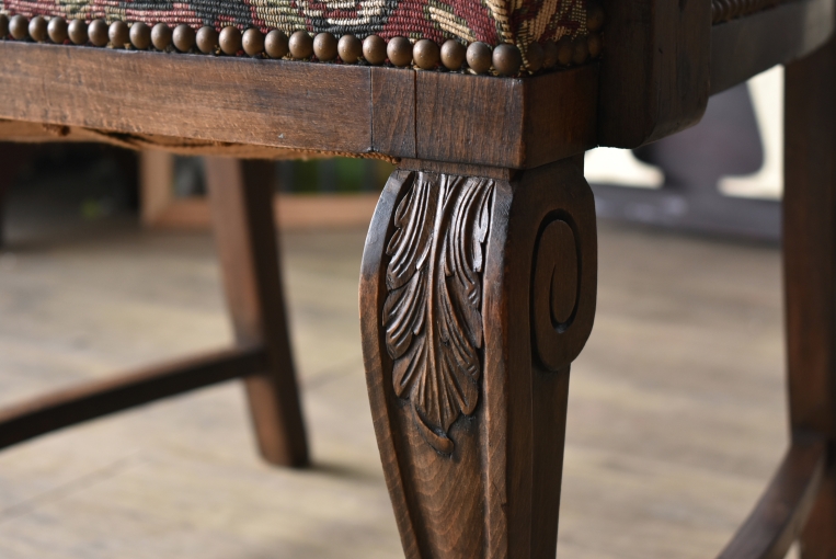 アンティークならではの生地が目を引くアームチェア【c35】