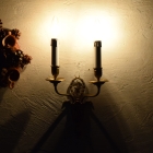 暗い部屋で電球を灯した写真です。