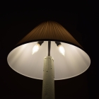 凛と立つ鍛鉄の造形美。柔らかな光を広げるプリーツシェードのアイアンフロアランプ【hl52】