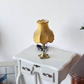 フリルが可愛い黄色いシェードのアンティークテーブルランプ【sl134】