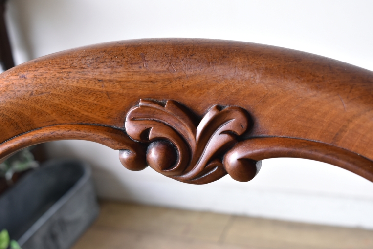 優雅で華やかなデザインが魅力のウォールナットバルーンチェア【c215-6】