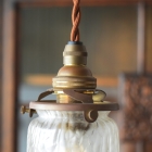 経年により味わいを増した真鍮製ソケットと灯具パーツ。重厚な金属の質感がガラスシェードの繊細さを引き立て、1930年代のアール・デコ期を感じさせるクラシカルでモダンな美しさを細部にまで湛えています。