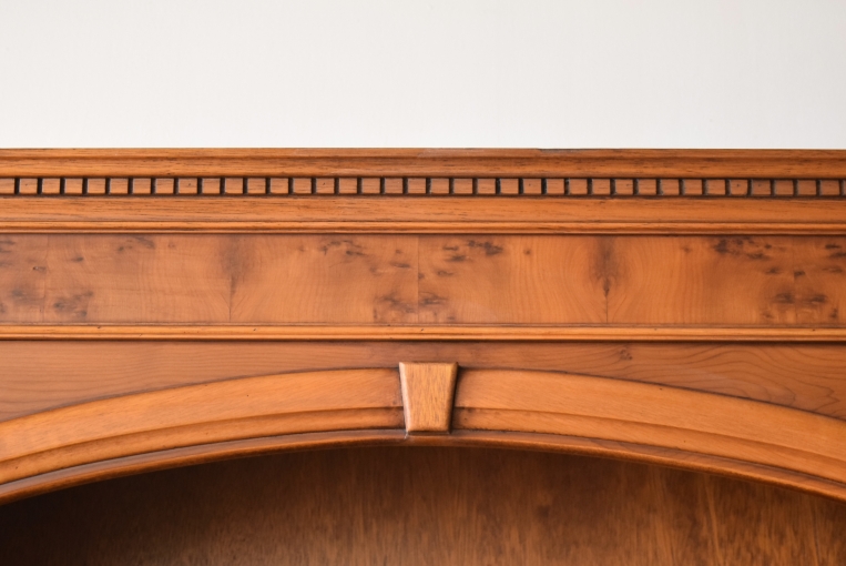 アーチの優美さが際立つ上品なブックキャビネット【9136】